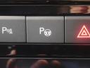 縦列駐車後退駐車時に、ステアリング操作を自動で行い駐車をサポートする”Park Assist”を装備しています。