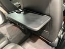 後部座席(運転席、助手席)には便利な折りたたみ式のテーブルが搭載されています。
