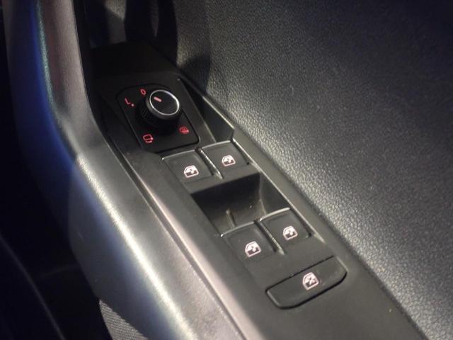 アームレストに電動格納式リモコンドアミラースイッチ、ヒーター付きで視界もスッキリ！