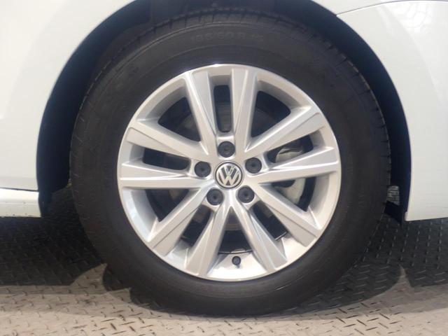 純正アルミが装着されています。ボディデザインとの相性もバッチリです。