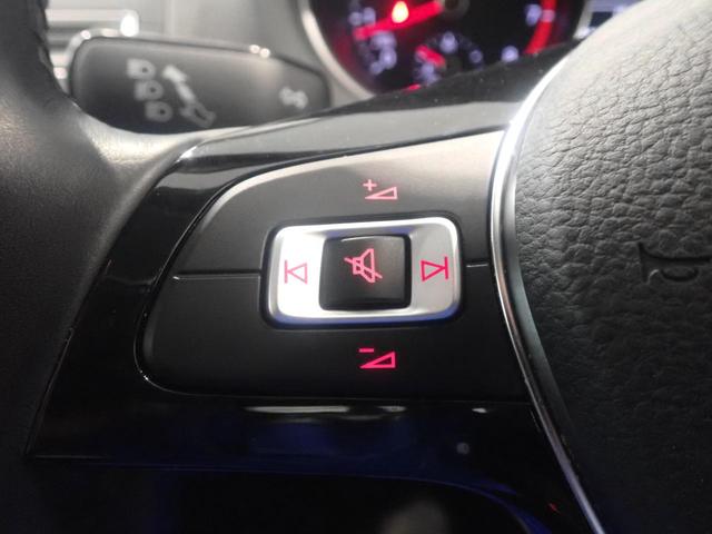 マルチファンクションステアリング、オーディオ機能などステアリングから手を離さずに操作でき、快適なドライビングをサポートします。音声操作機能付き！