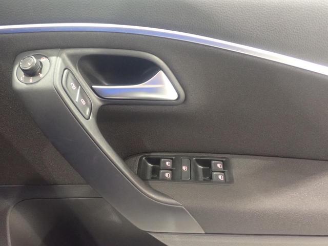 ドアトリムに電動格納式リモコンドアミラースイッチ、ヒーター付きで視界もスッキリ！