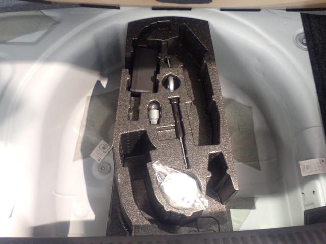 パンク修理キット付工具も綺麗に収納されています。