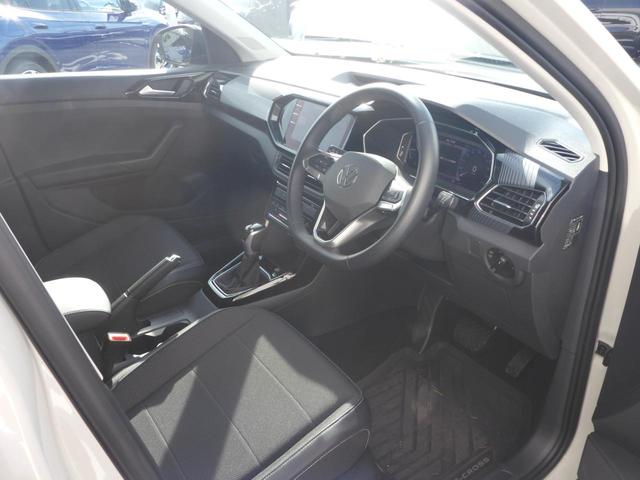 Ｔ－クロス ＴＳＩ　スタイル　Ｄｅｍｏｃａｒ　メモリーナビ　アルミホイール　アダプティブクルーズコントロール　ＥＴＣ２．０　スマートキー　盗難防止システム　横滑り防止装置　記録簿　禁煙車　エアバッグ　エアコン　パワーステアリング（14枚目）