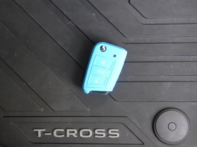 Ｔ－クロス ＴＳＩ　スタイル　Ｄｅｍｏｃａｒ　メモリーナビ　アルミホイール　アダプティブクルーズコントロール　ＥＴＣ２．０　スマートキー　盗難防止システム　横滑り防止装置　記録簿　禁煙車　エアバッグ　エアコン　パワーステアリング（33枚目）
