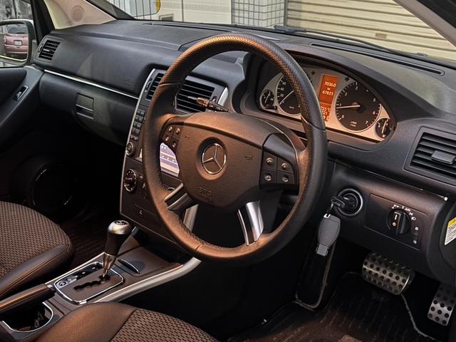 Ｂクラス Ｂ１８０　スポーツパッケージ　純正コマンドシステムナビ　１７インチアルミ　ステアシフト　ハーフレザーシート　キセノンヘッドランプ　ＥＴＣ　ミラー内蔵バックモニター　キーレス　ユピテル前後ドラレコ（23枚目）