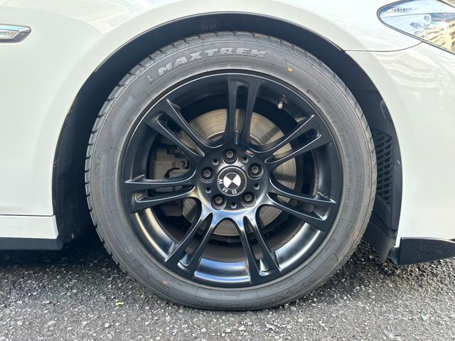 ５シリーズ ５２３ｉ　Ｍスポーツパッケージ　サンルーフ　レムス４本出しマフラー　ハーマンフロントリップ　リアカーボンディフューザー　ブラックペイント純正ＡＷ　ＩＤＲＩＶＥナビＴＶバックカメラ　ミラーＥＴＣ　コンフォートアクセスプッシュスタート（22枚目）