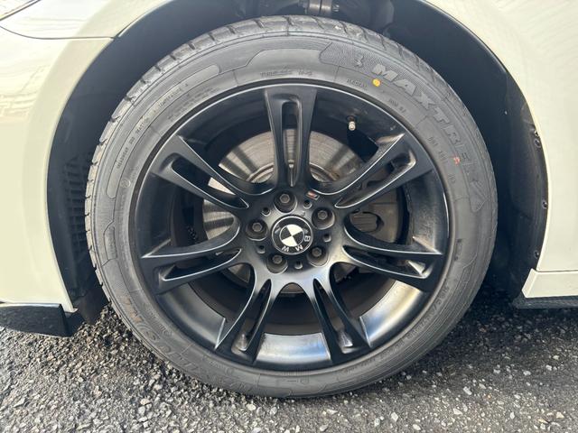 ５シリーズ ５２３ｉ　Ｍスポーツパッケージ　サンルーフ　レムス４本出しマフラー　ハーマンフロントリップ　リアカーボンディフューザー　ブラックペイント純正ＡＷ　ＩＤＲＩＶＥナビＴＶバックカメラ　ミラーＥＴＣ　コンフォートアクセスプッシュスタート（26枚目）