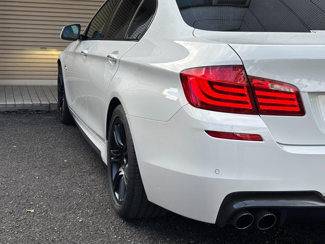 ５シリーズ ５２３ｉ　Ｍスポーツパッケージ　サンルーフ　レムス４本出しマフラー　ハーマンフロントリップ　リアカーボンディフューザー　ブラックペイント純正ＡＷ　ＩＤＲＩＶＥナビＴＶバックカメラ　ミラーＥＴＣ　コンフォートアクセスプッシュスタート（42枚目）