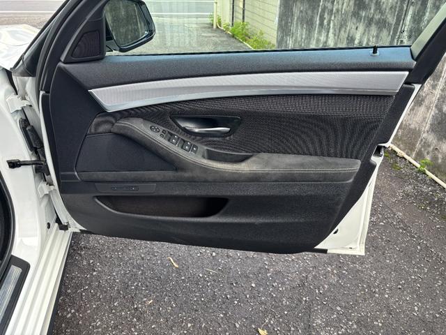 ５シリーズ ５２３ｉ　Ｍスポーツパッケージ　サンルーフ　レムス４本出しマフラー　ハーマンフロントリップ　リアカーボンディフューザー　ブラックペイント純正ＡＷ　ＩＤＲＩＶＥナビＴＶバックカメラ　ミラーＥＴＣ　コンフォートアクセスプッシュスタート（50枚目）