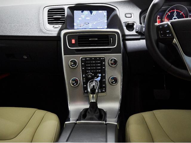 D4 タック レザーシート 17インチアルミヒール シートヒーター 運転席8ウェイパワーシート ドアミラー連動メモリー機構付(49枚目)
