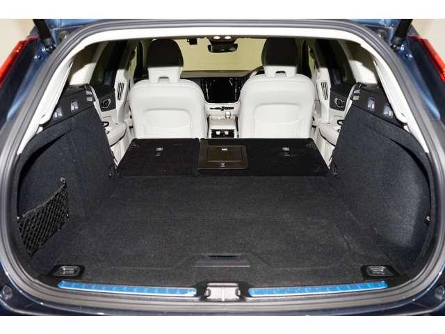 Ｖ６０ アルティメット　Ｂ４　認定中古車　ｈａｒｍａｎ／ｋａｒｄｏｎ　リラクゼーション　ベンチレーション　Ｇｏｏｇｌｅナビ　全周囲カメラ　ヘッドアップディスプレイ　純正ドラレコ　禁煙車　本革シート　電動リアゲート　ＥＴＣ（5枚目）