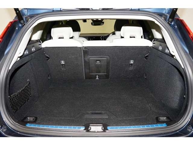 Ｖ６０ アルティメット　Ｂ４　認定中古車　ｈａｒｍａｎ／ｋａｒｄｏｎ　リラクゼーション　ベンチレーション　Ｇｏｏｇｌｅナビ　全周囲カメラ　ヘッドアップディスプレイ　純正ドラレコ　禁煙車　本革シート　電動リアゲート　ＥＴＣ（42枚目）
