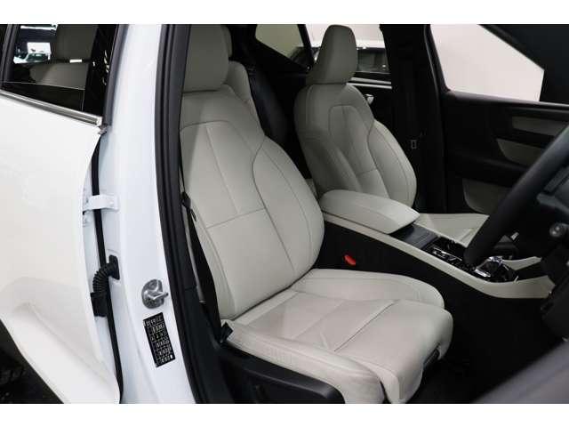 XC40 ウルトラ B4 AWD 認定中古車 ワンオーナー 現行モデル サンルーフ harman/kardon Googleナビ 全周囲カメラ ETC 本革シート シートメモリー シートヒーター 電動リアゲートダークティンテッドガラス(3枚目)