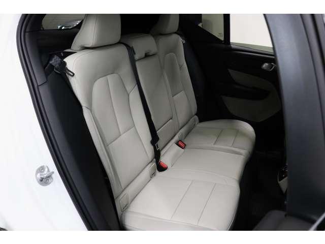 XC40 ウルトラ B4 AWD 認定中古車 ワンオーナー 現行モデル サンルーフ harman/kardon Googleナビ 全周囲カメラ ETC 本革シート シートメモリー シートヒーター 電動リアゲートダークティンテッドガラス(4枚目)