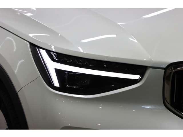 XC40 ウルトラ B4 AWD 認定中古車 ワンオーナー 現行モデル サンルーフ harman/kardon Googleナビ 全周囲カメラ ETC 本革シート シートメモリー シートヒーター 電動リアゲートダークティンテッドガラス(6枚目)