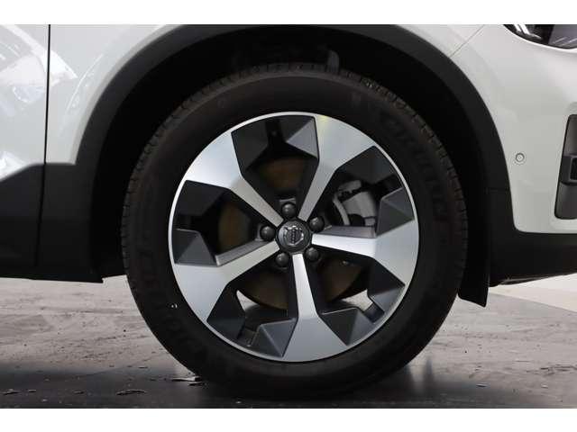 XC40 ウルトラ B4 AWD 認定中古車 ワンオーナー 現行モデル サンルーフ harman/kardon Googleナビ 全周囲カメラ ETC 本革シート シートメモリー シートヒーター 電動リアゲートダークティンテッドガラス(7枚目)