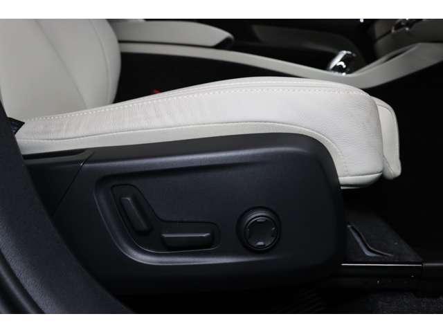 XC40 ウルトラ B4 AWD 認定中古車 ワンオーナー 現行モデル サンルーフ harman/kardon Googleナビ 全周囲カメラ ETC 本革シート シートメモリー シートヒーター 電動リアゲートダークティンテッドガラス(42枚目)