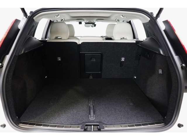XC40 ウルトラ B4 AWD 認定中古車 ワンオーナー 現行モデル サンルーフ harman/kardon Googleナビ 全周囲カメラ ETC 本革シート シートメモリー シートヒーター 電動リアゲートダークティンテッドガラス(46枚目)