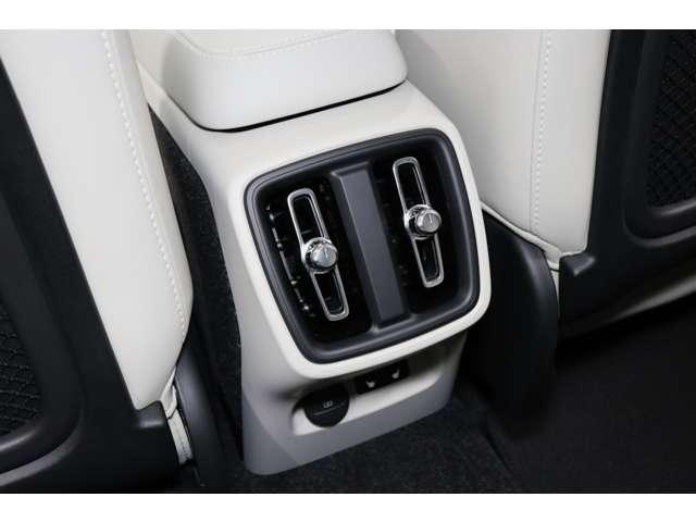 XC40 ウルトラ B4 AWD 認定中古車 ワンオーナー 現行モデル サンルーフ harman/kardon Googleナビ 全周囲カメラ ETC 本革シート シートメモリー シートヒーター 電動リアゲートダークティンテッドガラス(48枚目)
