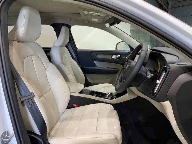 XC40 ウルトラ B4 AWD 登録済未使用車 harman/kardon Googleナビ 全周囲カメラ インテリセーフ 本革シート シートメモリー ステアリングヒーター シートヒーター 電動リアゲート ダークティンテッドガラス(3枚目)