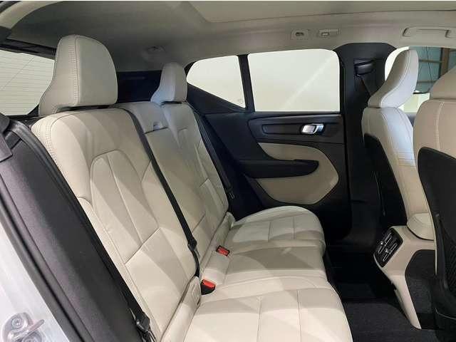 XC40 ウルトラ B4 AWD 登録済未使用車 harman/kardon Googleナビ 全周囲カメラ インテリセーフ 本革シート シートメモリー ステアリングヒーター シートヒーター 電動リアゲート ダークティンテッドガラス(4枚目)