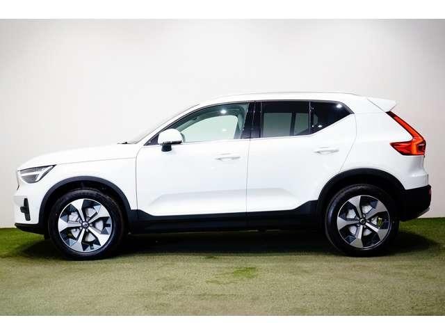 XC40 ウルトラ B4 AWD 登録済未使用車 harman/kardon Googleナビ 全周囲カメラ インテリセーフ 本革シート シートメモリー ステアリングヒーター シートヒーター 電動リアゲート ダークティンテッドガラス(9枚目)