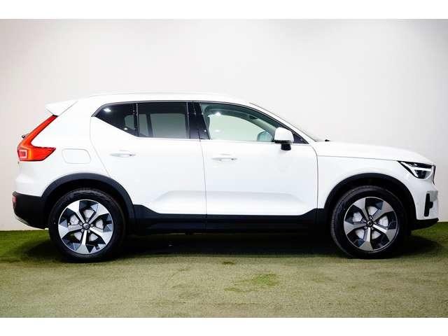 XC40 ウルトラ B4 AWD 登録済未使用車 harman/kardon Googleナビ 全周囲カメラ インテリセーフ 本革シート シートメモリー ステアリングヒーター シートヒーター 電動リアゲート ダークティンテッドガラス(10枚目)