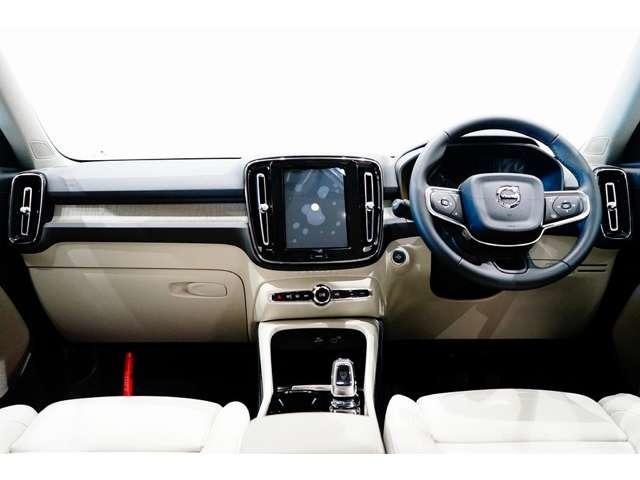 XC40 ウルトラ B4 AWD 登録済未使用車 harman/kardon Googleナビ 全周囲カメラ インテリセーフ 本革シート シートメモリー ステアリングヒーター シートヒーター 電動リアゲート ダークティンテッドガラス(17枚目)