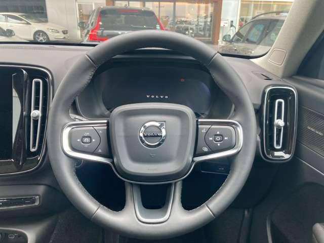 XC40 ウルトラ B4 AWD 登録済未使用車 パノラマルーフ harman/kardon Googleナビ 全周囲カメラ インテリセーフ 本革シート ステアリングヒーター シートヒーター 電動リアゲート ダークティンテッドガラス(2枚目)