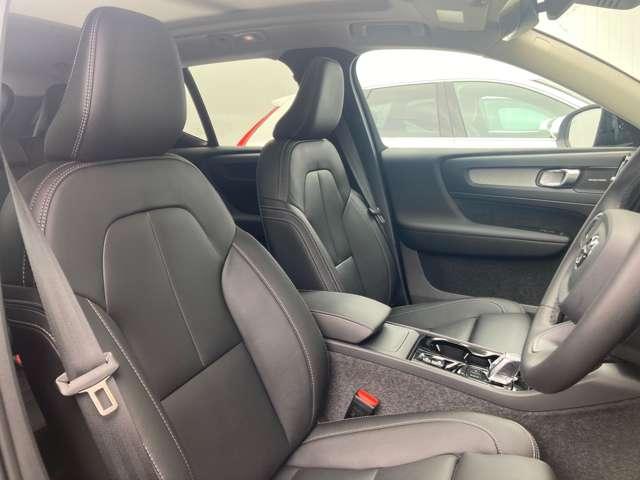 XC40 ウルトラ B4 AWD 登録済未使用車 パノラマルーフ harman/kardon Googleナビ 全周囲カメラ インテリセーフ 本革シート ステアリングヒーター シートヒーター 電動リアゲート ダークティンテッドガラス(3枚目)