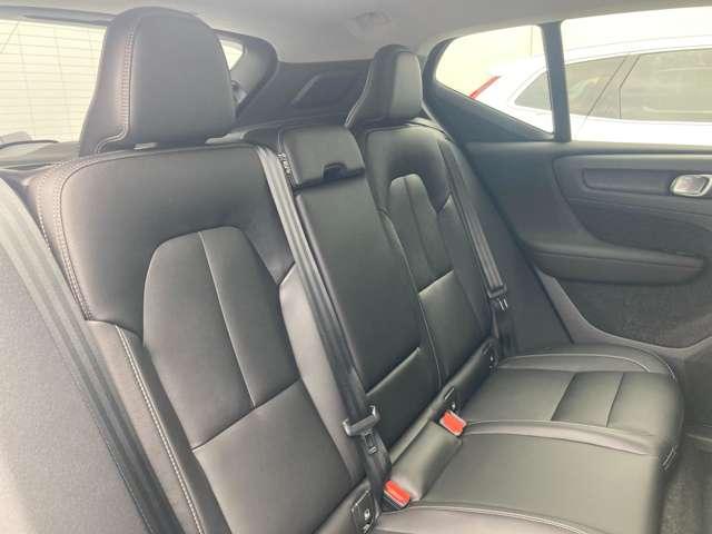 XC40 ウルトラ B4 AWD 登録済未使用車 パノラマルーフ harman/kardon Googleナビ 全周囲カメラ インテリセーフ 本革シート ステアリングヒーター シートヒーター 電動リアゲート ダークティンテッドガラス(4枚目)