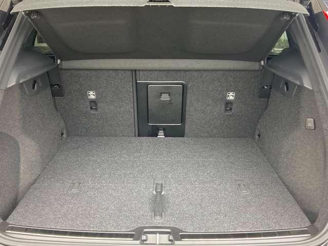 XC40 ウルトラ B4 AWD 登録済未使用車 パノラマルーフ harman/kardon Googleナビ 全周囲カメラ インテリセーフ 本革シート ステアリングヒーター シートヒーター 電動リアゲート ダークティンテッドガラス(5枚目)