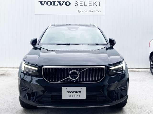 XC40 ウルトラ B4 AWD 登録済未使用車 パノラマルーフ harman/kardon Googleナビ 全周囲カメラ インテリセーフ 本革シート ステアリングヒーター シートヒーター 電動リアゲート ダークティンテッドガラス(8枚目)