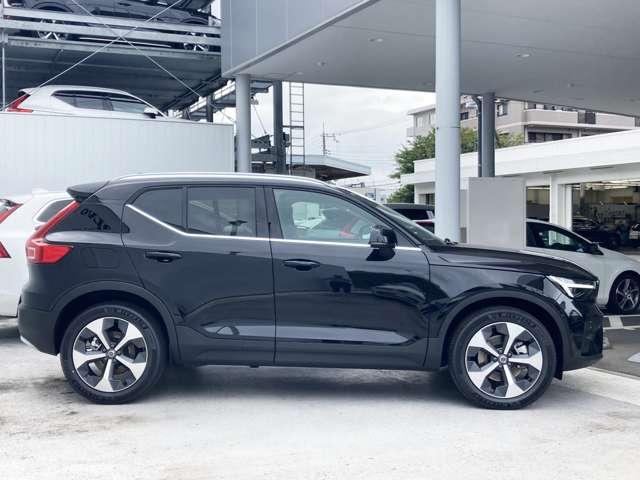 XC40 ウルトラ B4 AWD 登録済未使用車 パノラマルーフ harman/kardon Googleナビ 全周囲カメラ インテリセーフ 本革シート ステアリングヒーター シートヒーター 電動リアゲート ダークティンテッドガラス(18枚目)