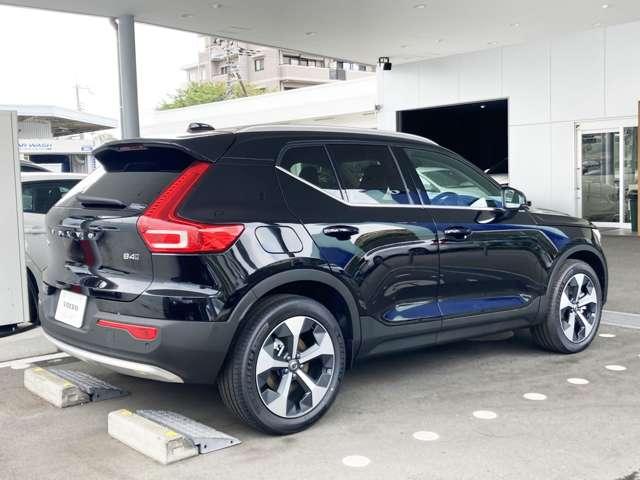 XC40 ウルトラ B4 AWD 登録済未使用車 パノラマルーフ harman/kardon Googleナビ 全周囲カメラ インテリセーフ 本革シート ステアリングヒーター シートヒーター 電動リアゲート ダークティンテッドガラス(20枚目)