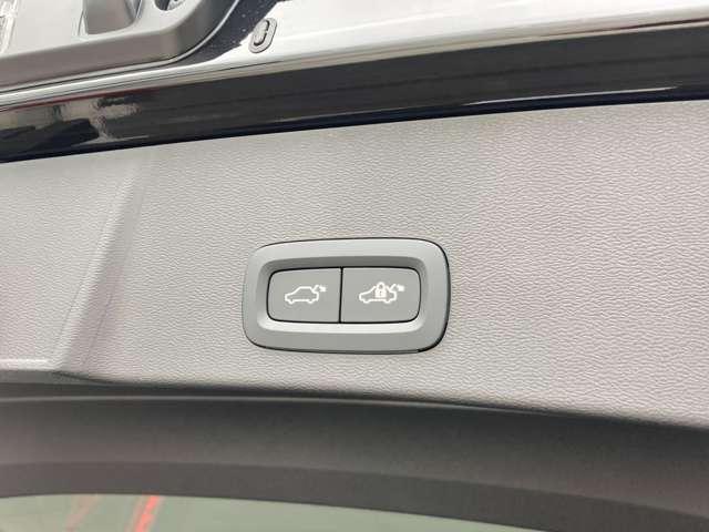 XC40 ウルトラ B4 AWD 登録済未使用車 パノラマルーフ harman/kardon Googleナビ 全周囲カメラ インテリセーフ 本革シート ステアリングヒーター シートヒーター 電動リアゲート ダークティンテッドガラス(25枚目)