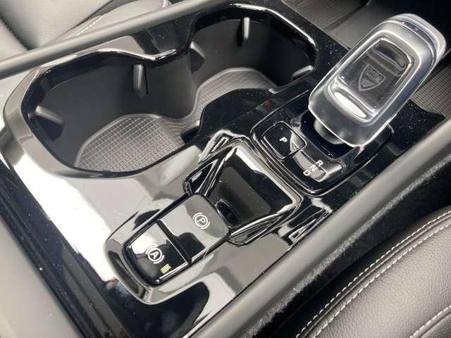 XC40 ウルトラ B4 AWD 登録済未使用車 パノラマルーフ harman/kardon Googleナビ 全周囲カメラ インテリセーフ 本革シート ステアリングヒーター シートヒーター 電動リアゲート ダークティンテッドガラス(33枚目)