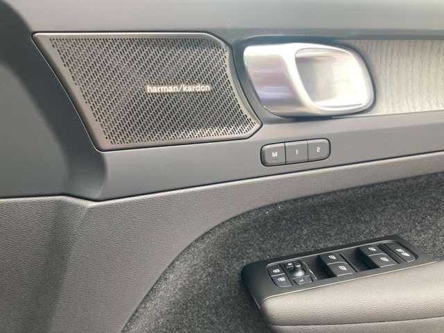 XC40 ウルトラ B4 AWD 登録済未使用車 パノラマルーフ harman/kardon Googleナビ 全周囲カメラ インテリセーフ 本革シート ステアリングヒーター シートヒーター 電動リアゲート ダークティンテッドガラス(34枚目)