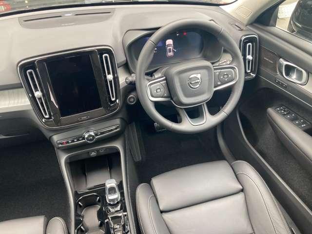 XC40 ウルトラ B4 AWD 登録済未使用車 パノラマルーフ harman/kardon Googleナビ 全周囲カメラ インテリセーフ 本革シート ステアリングヒーター シートヒーター 電動リアゲート ダークティンテッドガラス(35枚目)