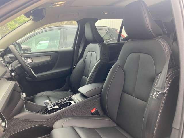 XC40 ウルトラ B4 AWD 登録済未使用車 パノラマルーフ harman/kardon Googleナビ 全周囲カメラ インテリセーフ 本革シート ステアリングヒーター シートヒーター 電動リアゲート ダークティンテッドガラス(36枚目)