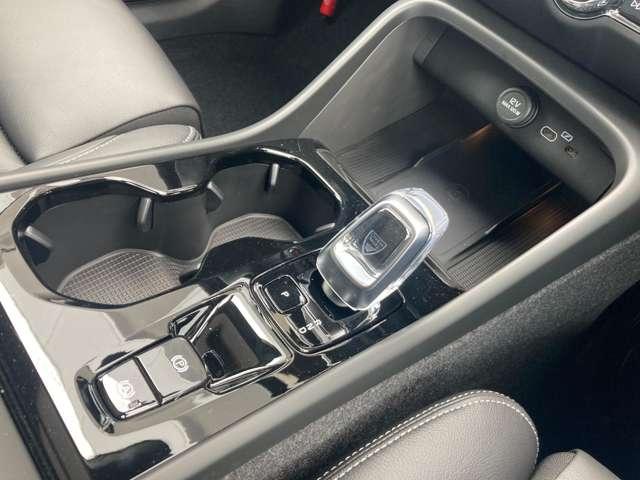 XC40 ウルトラ B4 AWD 登録済未使用車 パノラマルーフ harman/kardon Googleナビ 全周囲カメラ インテリセーフ 本革シート ステアリングヒーター シートヒーター 電動リアゲート ダークティンテッドガラス(63枚目)
