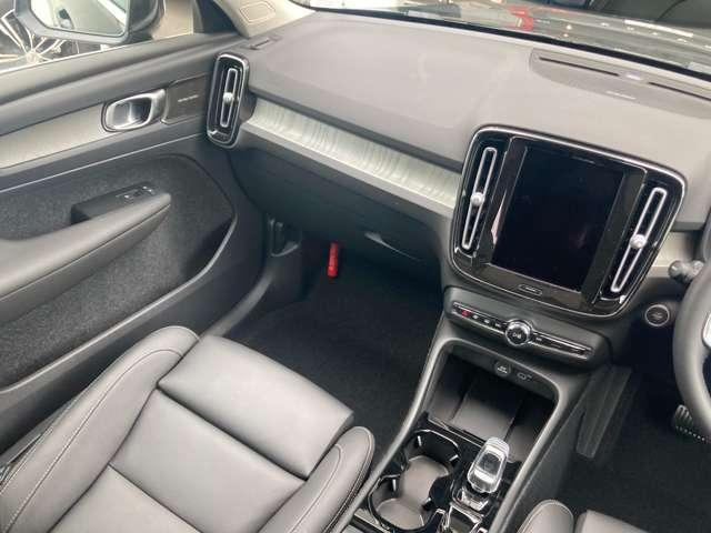 XC40 ウルトラ B4 AWD 登録済未使用車 パノラマルーフ harman/kardon Googleナビ 全周囲カメラ インテリセーフ 本革シート ステアリングヒーター シートヒーター 電動リアゲート ダークティンテッドガラス(65枚目)