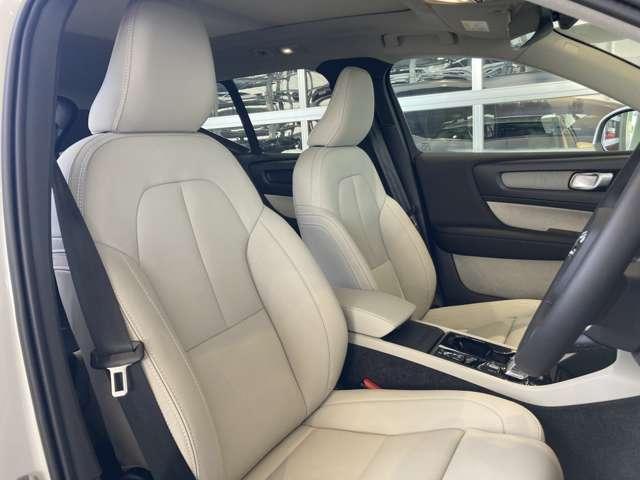 XC40 ウルトラ B3 登録済未使用車 サンルーフ  harman/kardon Googleナビ 全周囲カメラ 本革シート シートメモリー ステアリングヒーター シートヒーター 電動リアゲート ダークティンテッドガラス(3枚目)