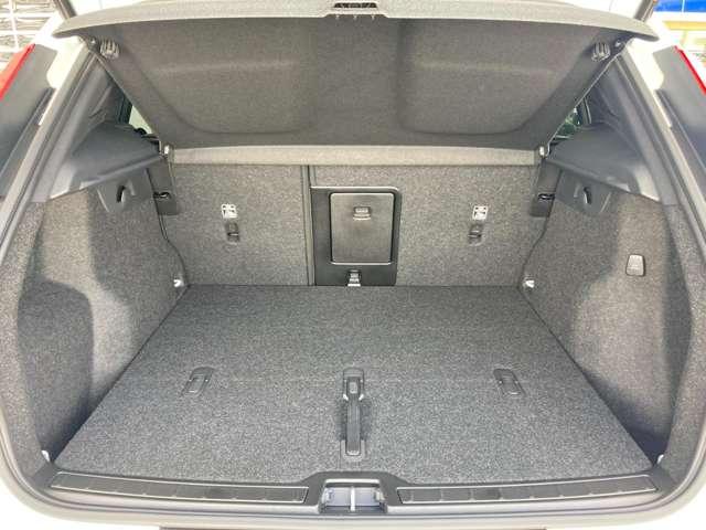XC40 ウルトラ B3 登録済未使用車 サンルーフ  harman/kardon Googleナビ 全周囲カメラ 本革シート シートメモリー ステアリングヒーター シートヒーター 電動リアゲート ダークティンテッドガラス(5枚目)