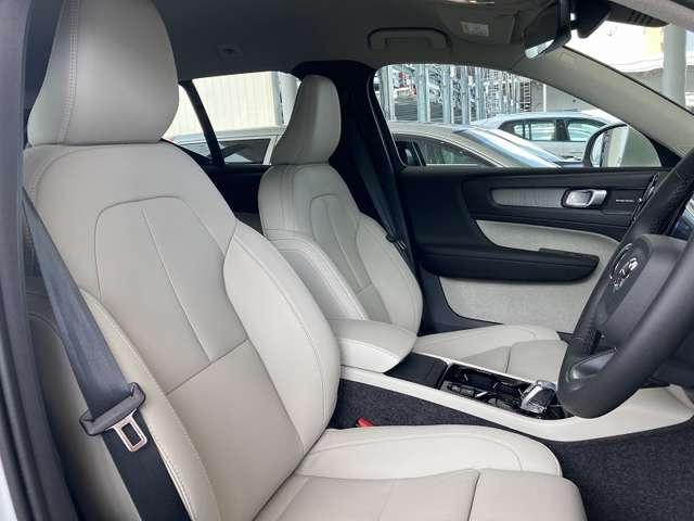XC40 ウルトラ B4 AWD 登録済未使用車 harman/kardon Googleナビ 全周囲カメラ インテリセーフ 白革シート シートメモリー ステアリングヒーター シートヒーター 電動リアゲート ダークティンテッドガラス(3枚目)