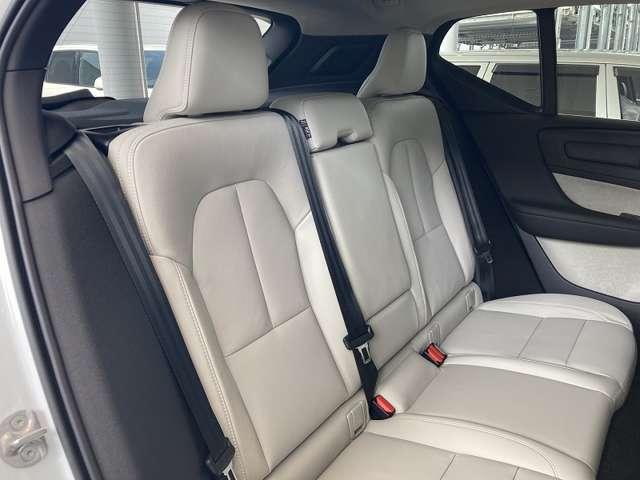 XC40 ウルトラ B4 AWD 登録済未使用車 harman/kardon Googleナビ 全周囲カメラ インテリセーフ 白革シート シートメモリー ステアリングヒーター シートヒーター 電動リアゲート ダークティンテッドガラス(4枚目)
