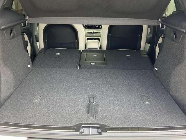 XC40 ウルトラ B4 AWD 登録済未使用車 harman/kardon Googleナビ 全周囲カメラ インテリセーフ 白革シート シートメモリー ステアリングヒーター シートヒーター 電動リアゲート ダークティンテッドガラス(5枚目)