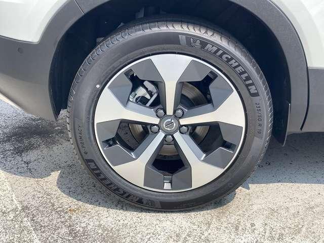 XC40 ウルトラ B4 AWD 登録済未使用車 harman/kardon Googleナビ 全周囲カメラ インテリセーフ 白革シート シートメモリー ステアリングヒーター シートヒーター 電動リアゲート ダークティンテッドガラス(7枚目)