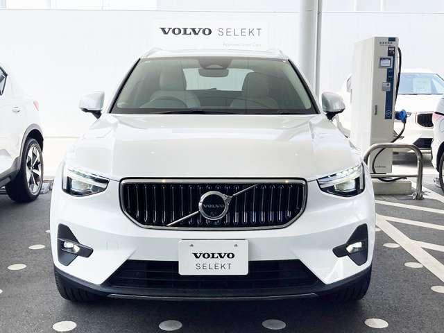 XC40 ウルトラ B4 AWD 登録済未使用車 harman/kardon Googleナビ 全周囲カメラ インテリセーフ 白革シート シートメモリー ステアリングヒーター シートヒーター 電動リアゲート ダークティンテッドガラス(8枚目)